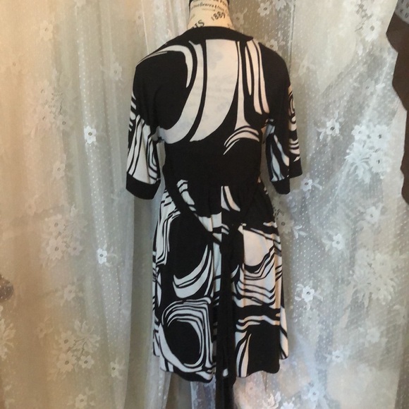 Speechless black/white dress V Neck Short Sleeve with Ban Detail Tie Belt - Picture 4 of 9